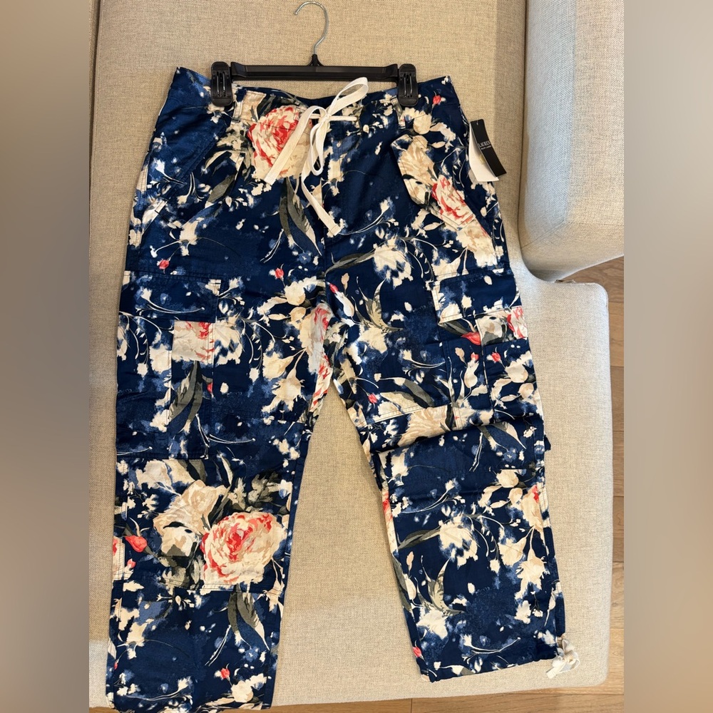 RALPH LAUREN FLORAL CARGO PANT NWT
Size 10